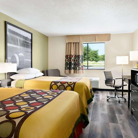 Super 8 By Wyndham Clinton Hotel Exterior photo