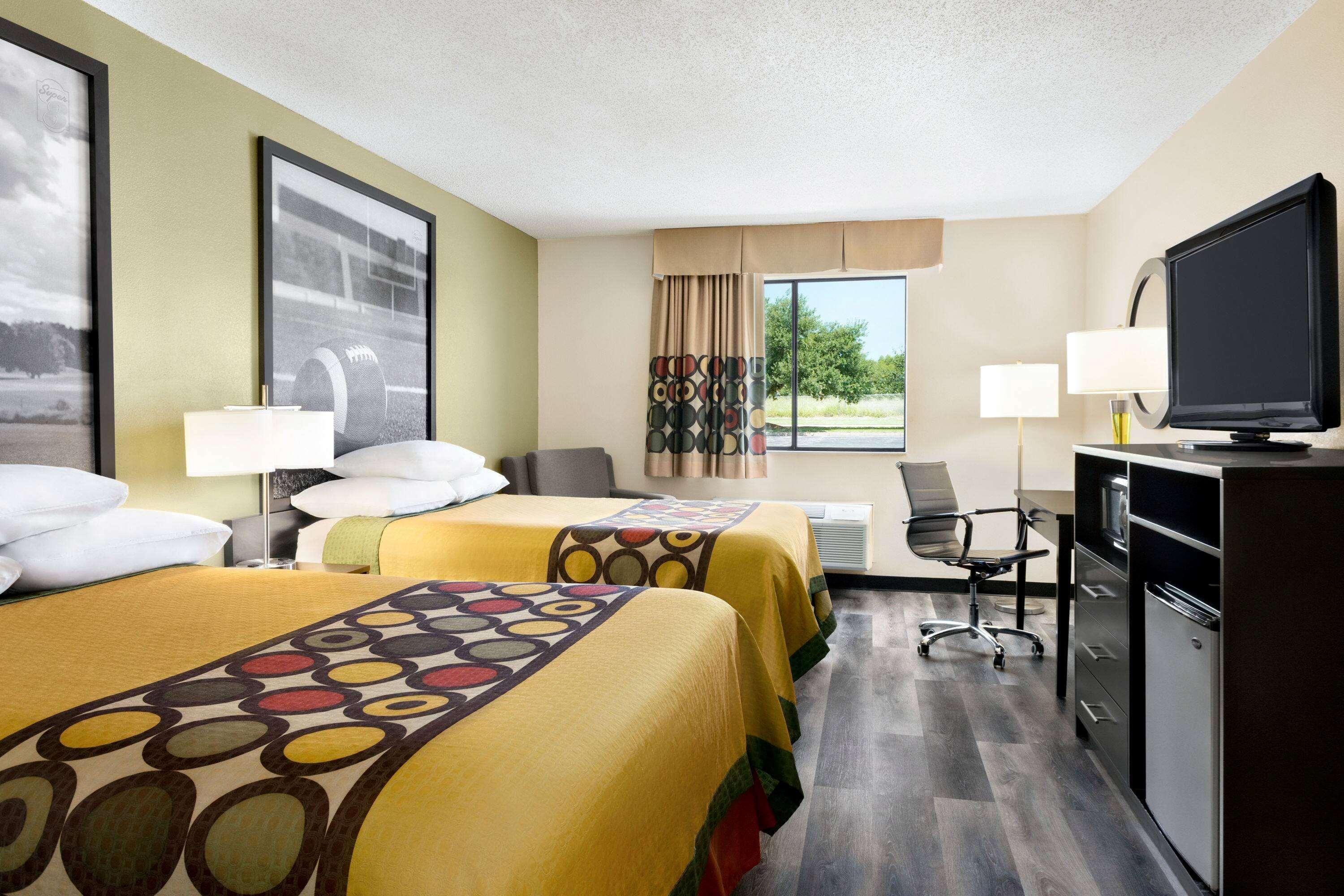 Super 8 By Wyndham Clinton Hotel Exterior photo