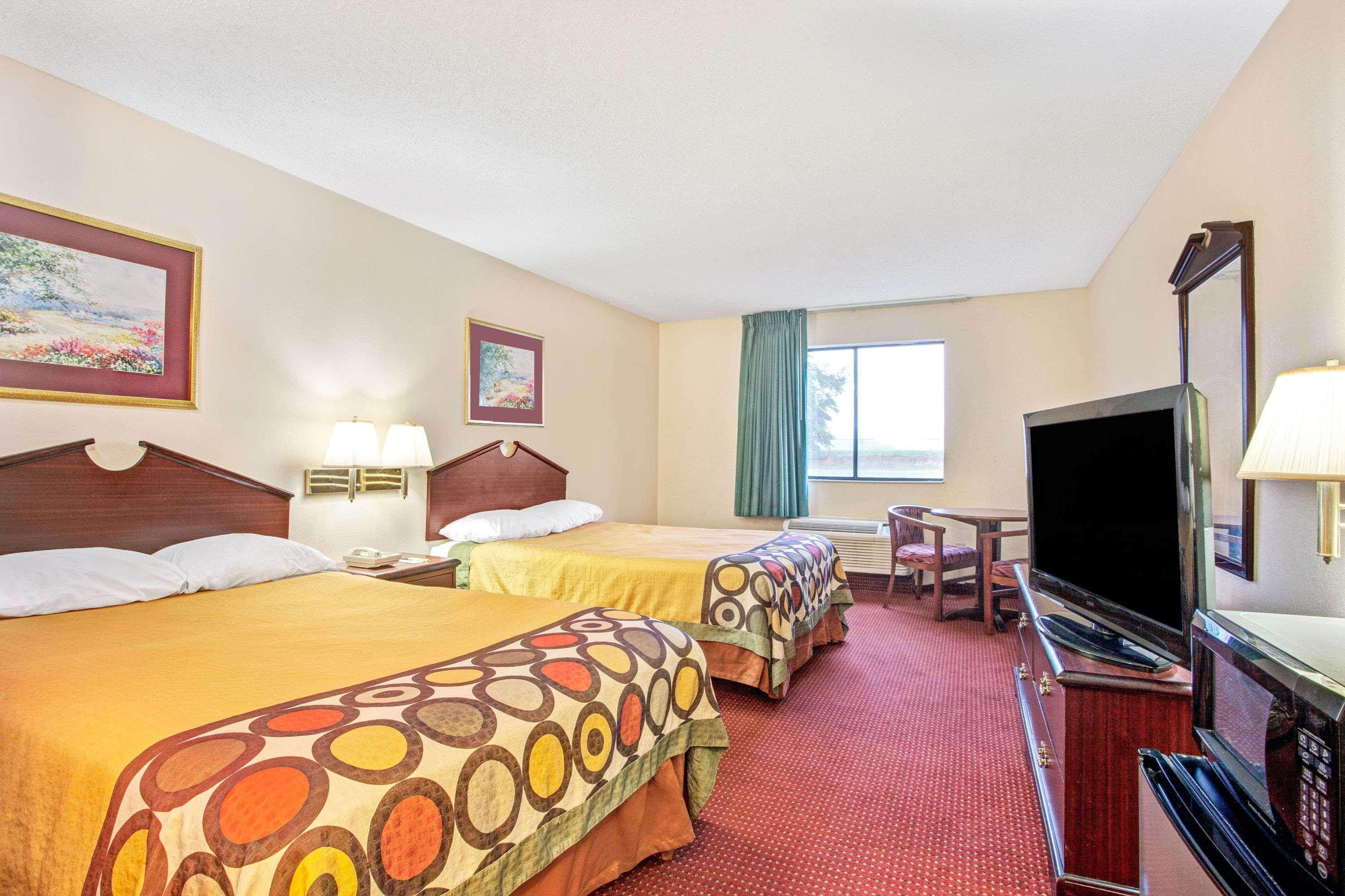 Super 8 By Wyndham Clinton Hotel Exterior photo