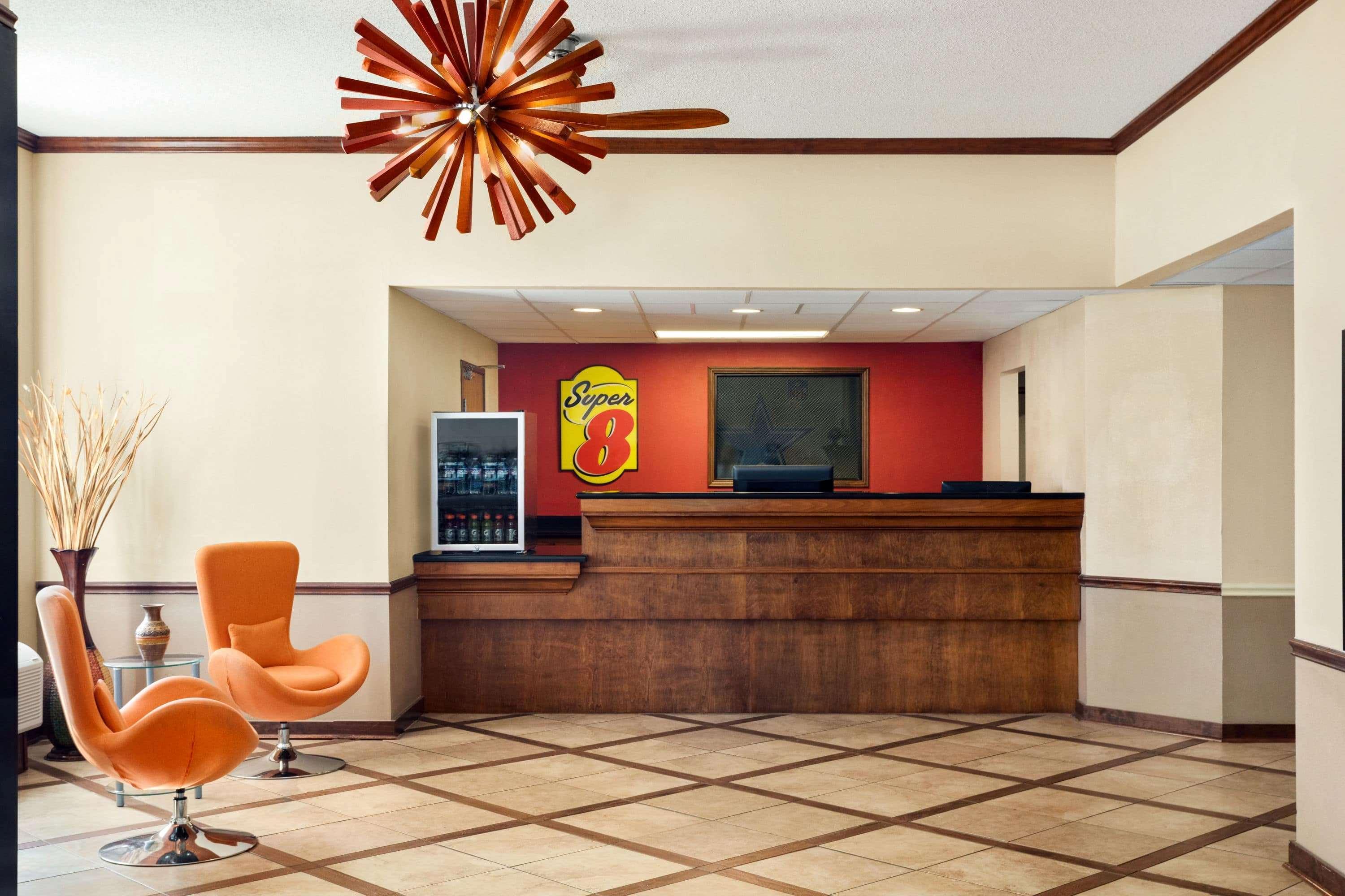 Super 8 By Wyndham Clinton Hotel Exterior photo
