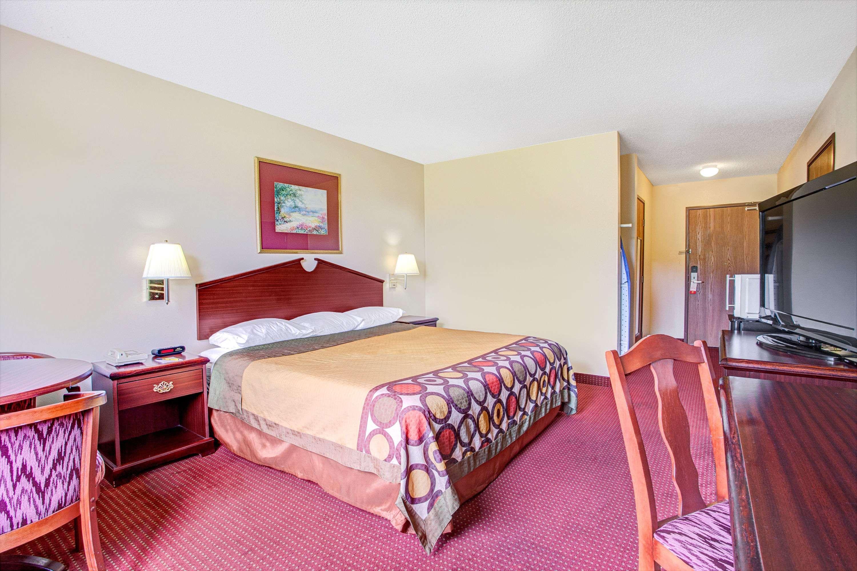 Super 8 By Wyndham Clinton Hotel Exterior photo