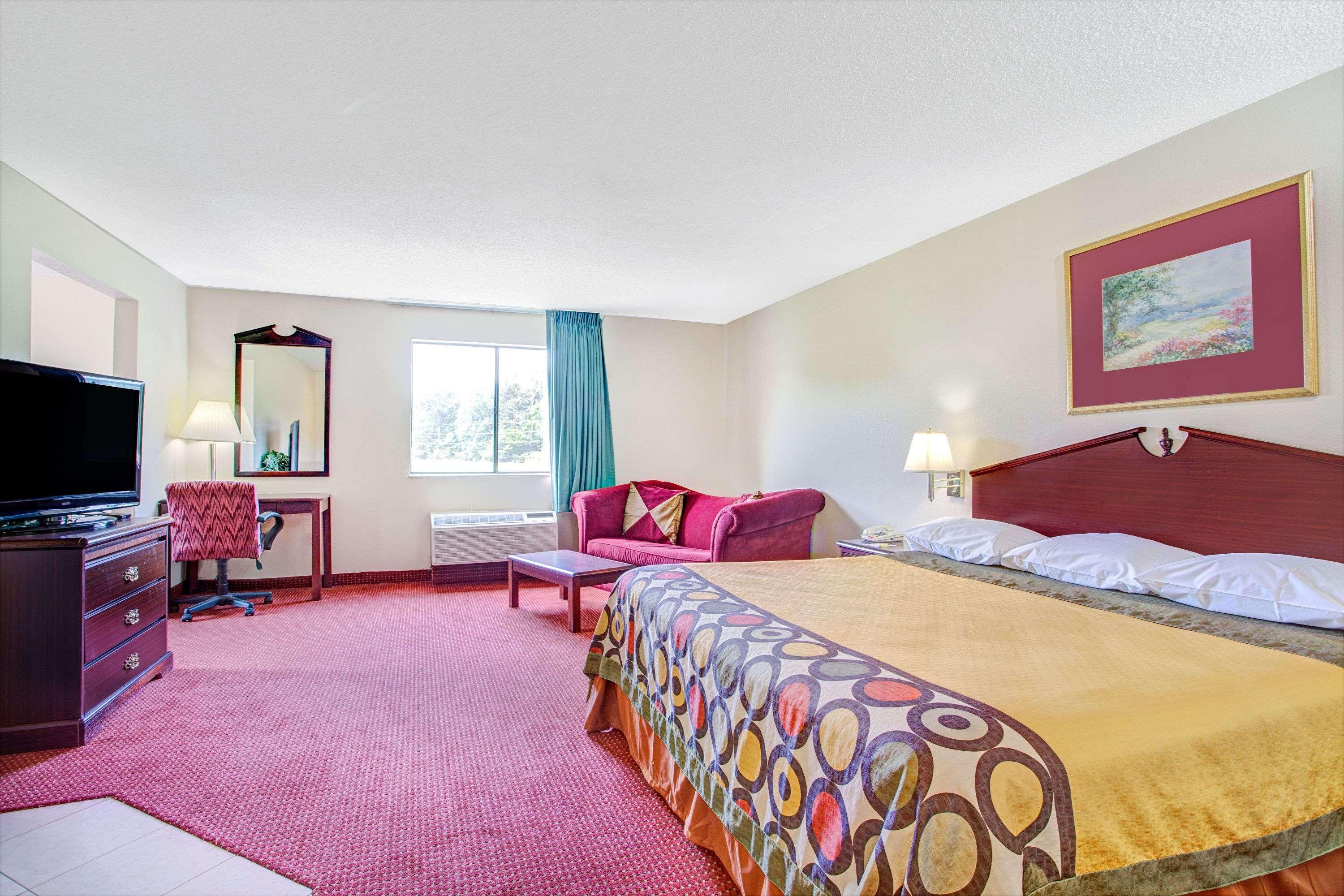 Super 8 By Wyndham Clinton Hotel Exterior photo