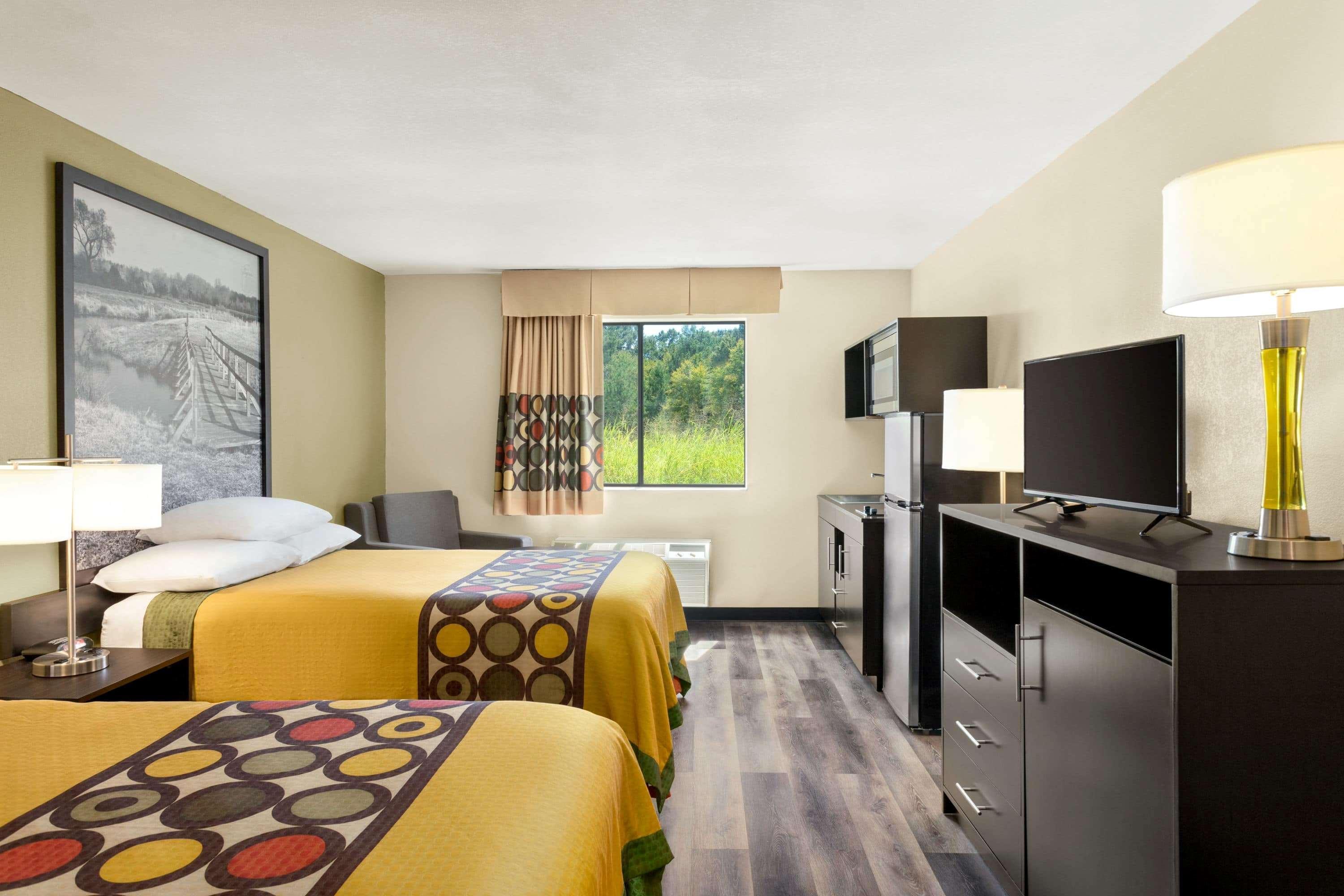 Super 8 By Wyndham Clinton Hotel Exterior photo