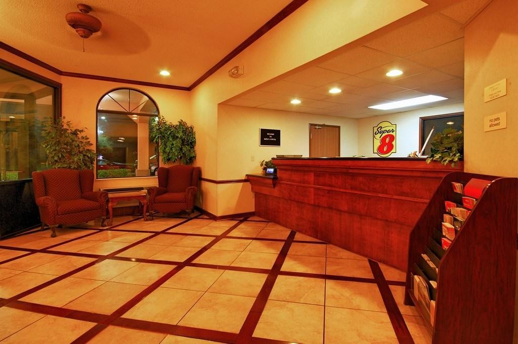 Super 8 By Wyndham Clinton Hotel Exterior photo