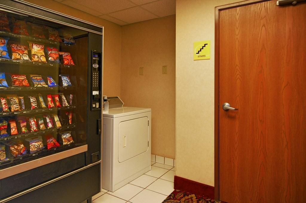 Super 8 By Wyndham Clinton Hotel Exterior photo