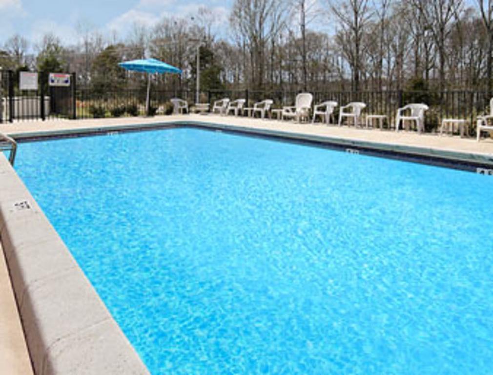 Super 8 By Wyndham Clinton Hotel Facilities photo