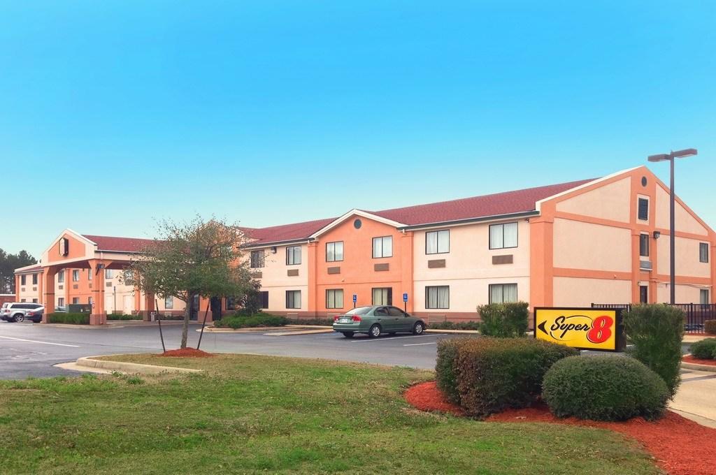 Super 8 By Wyndham Clinton Hotel Exterior photo